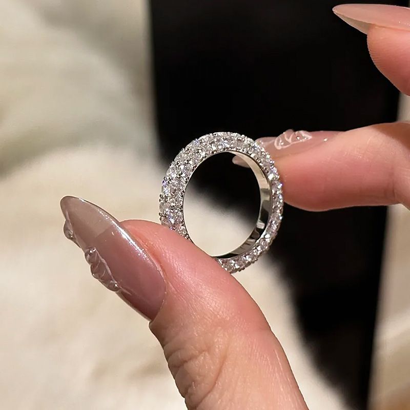Bague de luxe légère et haut de gamme en zircone cubique à trois faces pour femme, bague polyvalente, unique et raffinée, à la mode_voghion.com