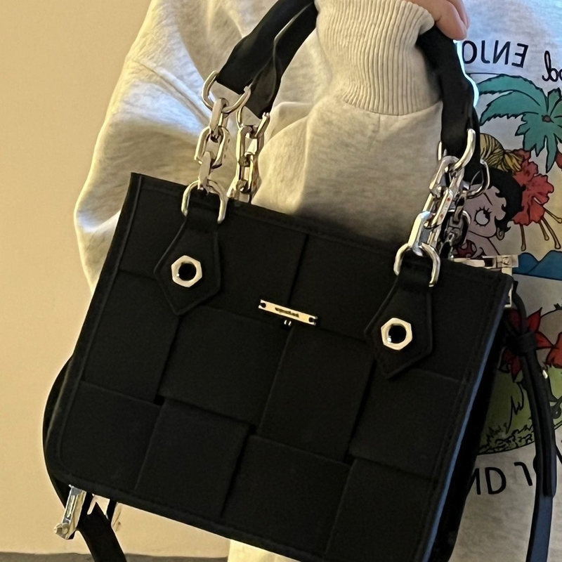 2023 Frühjahr/Sommer Umhängetasche Weben Unterarmtasche Damen Nischendesign Advanced Sense Commuter Handtasche_voghion.com