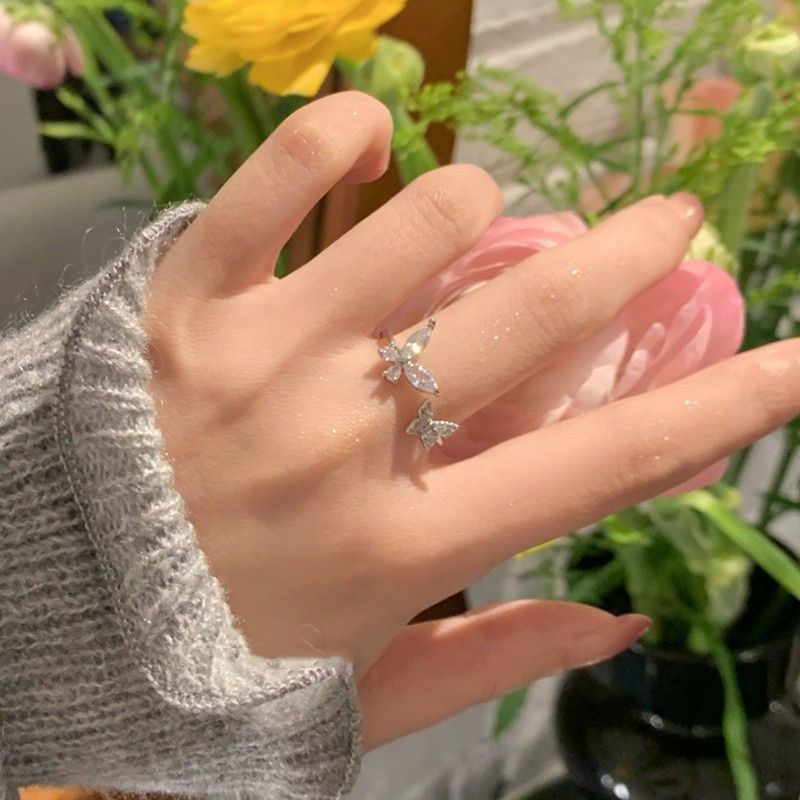 Anello regolabile aperto con faccina sorridente smaltata azzurra, simbolo della personalità hip hop, stella portafortuna_voghion.com