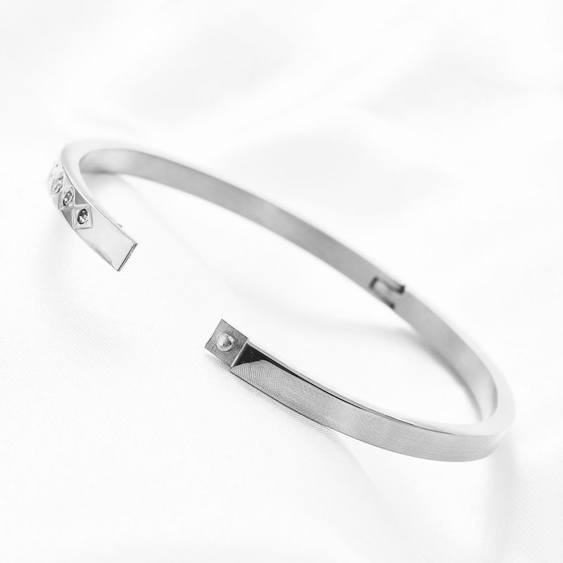 Bracciale ovale in acciaio inossidabile da 4 mm di larghezza con motivo a rombo inciso e pietre di zircone per donna_voghion.com