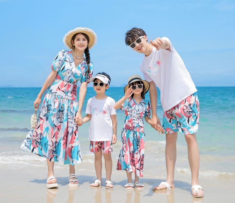 Familienkleidung, Familienkleid, Sommerkleid, eine dreiköpfige Familie, Mutter- und Tochterkleid, Reise-Urlaub, Strand-Set_voghion.com