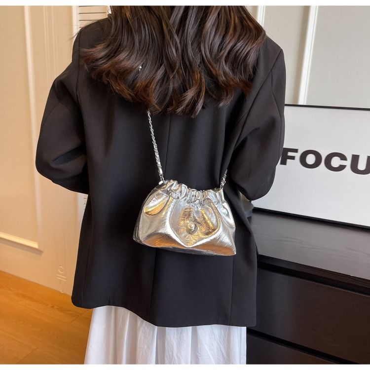 2024 Nuova borsa da donna, piccola e lussuosa, borsa a nuvola piegata, borsa a tracolla con tracolla a catena, borsa a secchiello monospalla alla moda e versatile_voghion.com