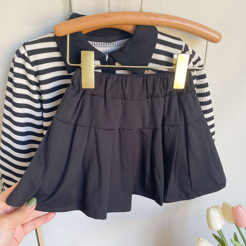 Versione coreana della nuova bambina autunnale del 2023 con felpa con cappuccio a forma di orsetto a righe e gonna corta a pieghe in due pezzi_voghion.com
