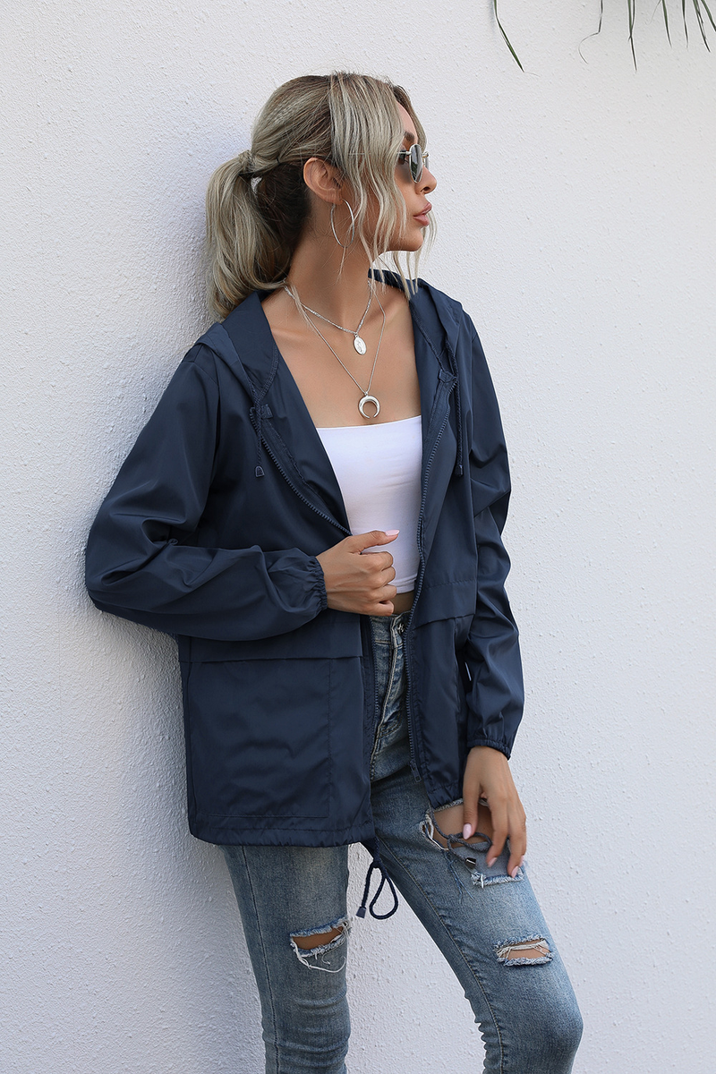Chaqueta impermeable ligera con capucha y cremallera para mujer para senderismo al aire libre, disponible en stock_voghion.com