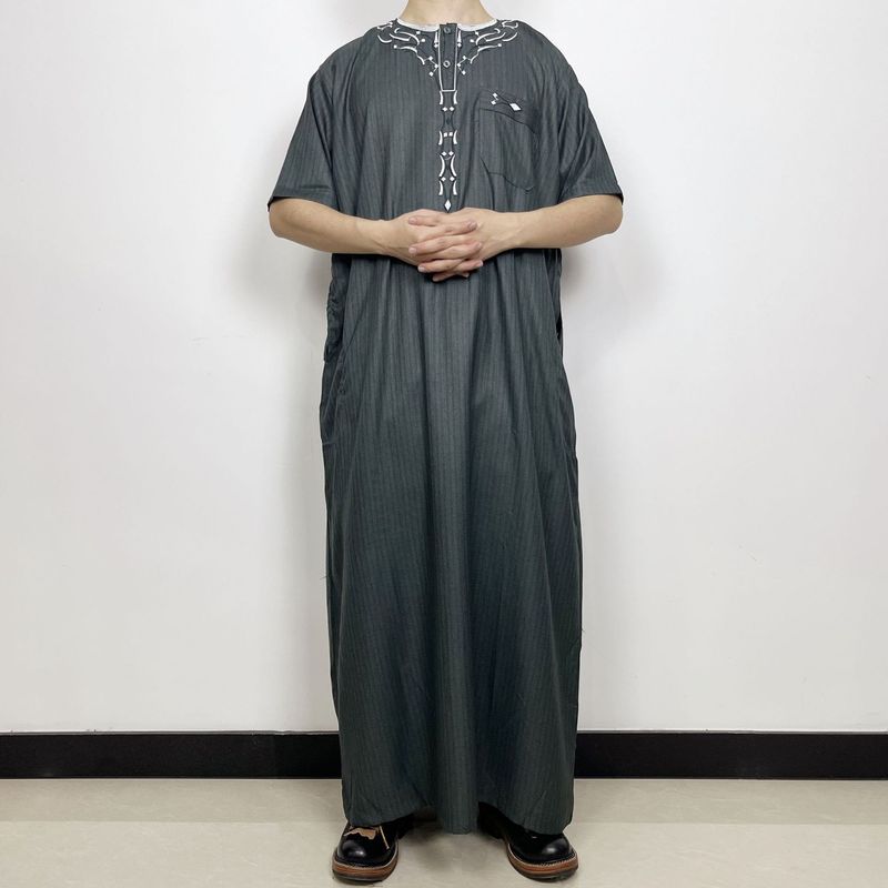 Roupas masculinas, robe marroquino bordado de manga curta com gola redonda e vários bolsos, robe com design quadrado_voghion.com