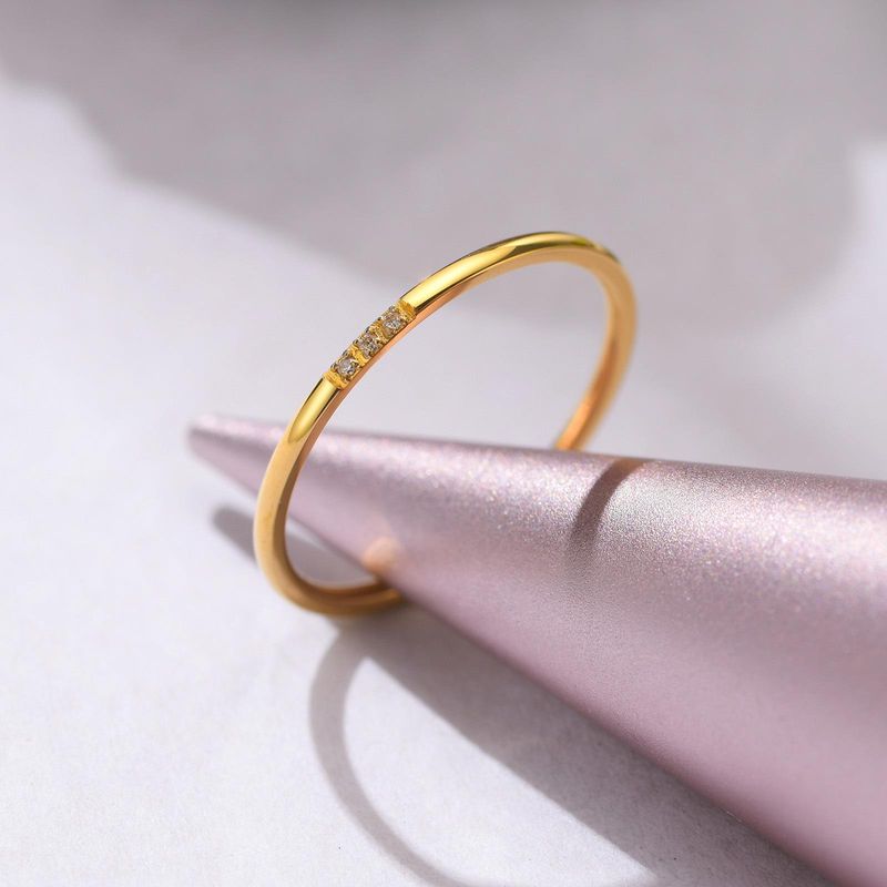 Bague minimaliste en acier titane et oxyde de zirconium pour femme - Design géométrique élégant pour un usage quotidien. Bijoux trois zircons_voghion.com