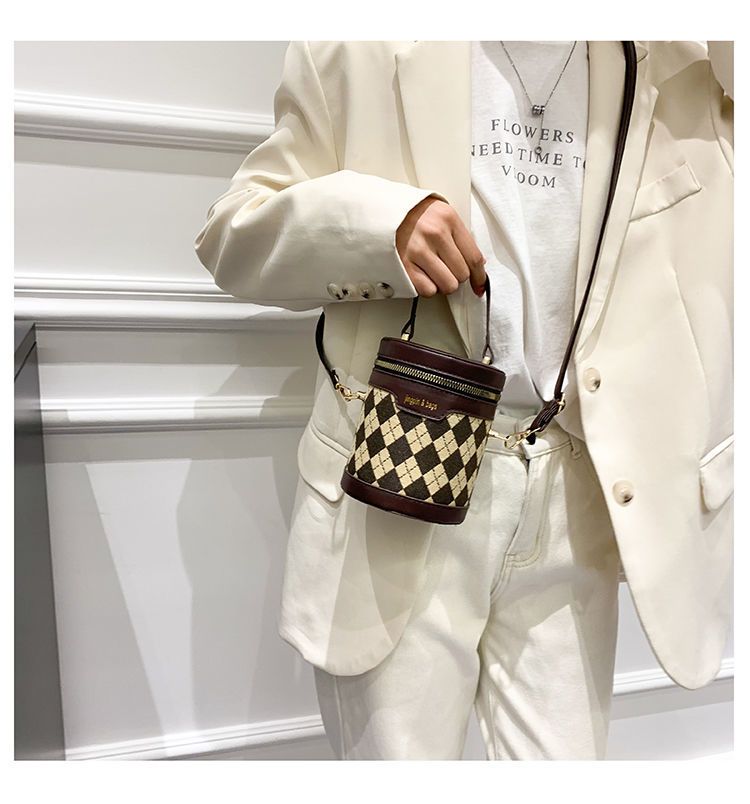 Borsa a tracolla alla moda con tracolla a secchiello Lingge versatile di lusso da donna della primavera 2024_voghion.com