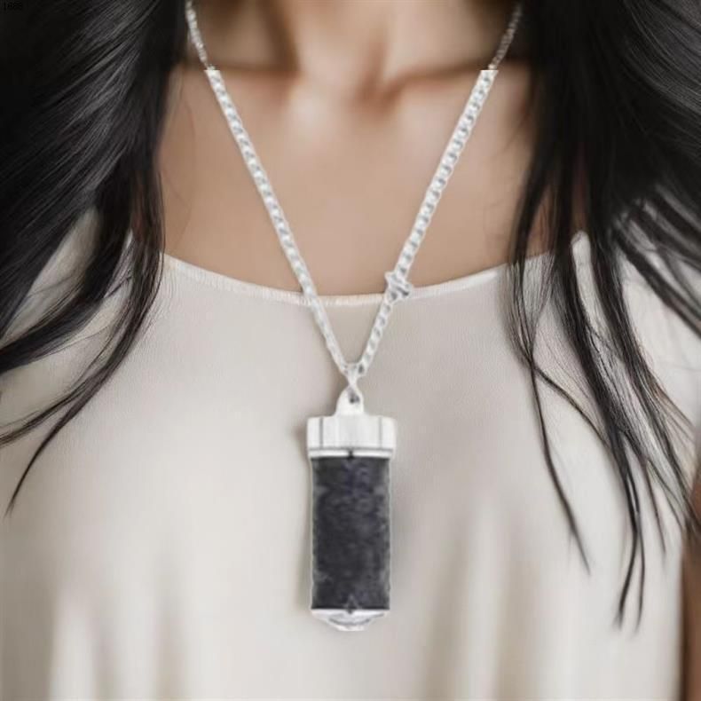 Collana di lusso con quadrifoglio a forma di fiore antico in stile antico, con bottiglia di profumo Lujia in acciaio inossidabile e luce a nicchia_voghion.com