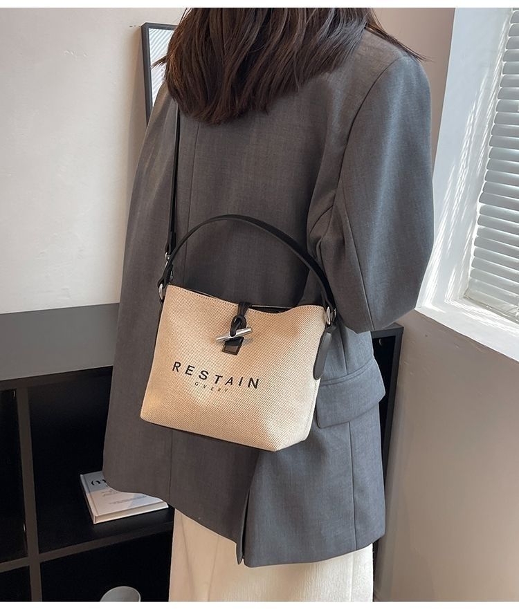 Design de nicho da moda deste ano 2025 Novas bolsas femininas casuais versáteis de lona crossbody de mão_voghion.com