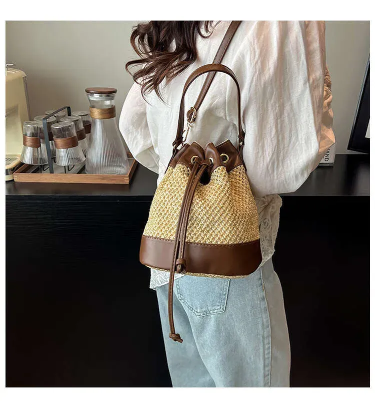 Borsa a secchiello di design di nicchia per donna, borsa a mano piccola, borsa a tracolla in paglia, stile alla moda e di alta qualità._voghion.com