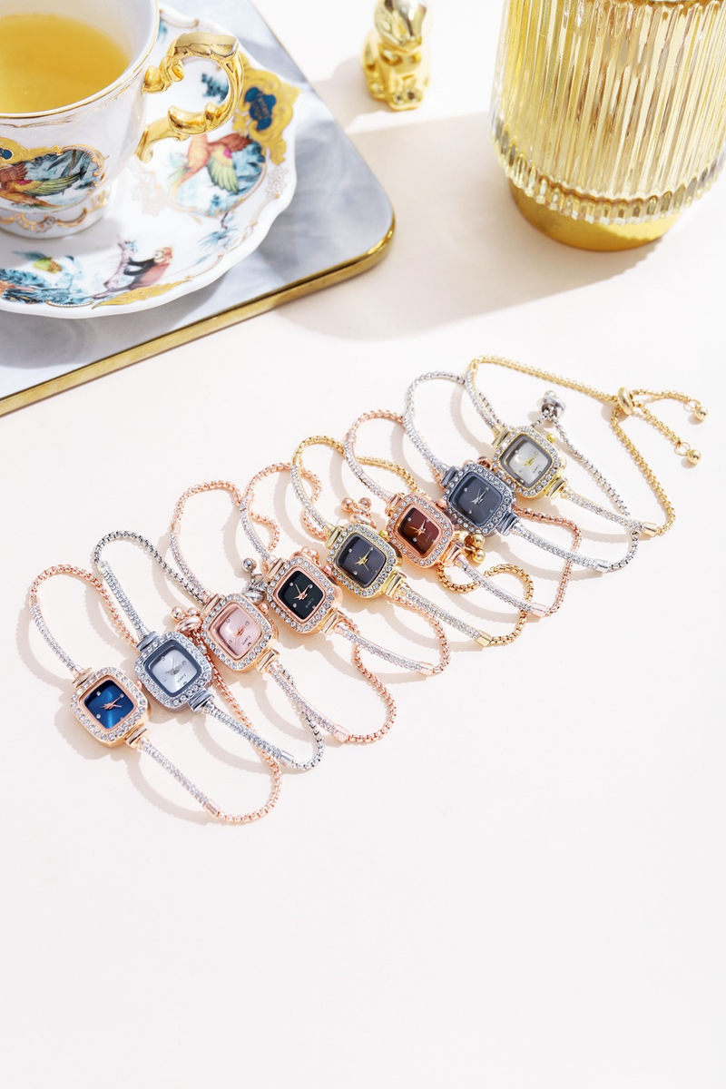 Orologio da polso da donna con quadrante piccolo quadrato di vendita calda, trasmissione in diretta con cinturino sottile, orologio da donna con temperamento, un pezzo di orologio_voghion.com