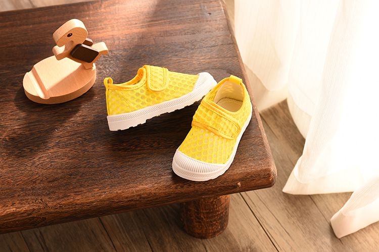 Scarpe da interno per bambini Nanlu in rete per ragazzi e ragazze, traspiranti casuali con velcro, in tinta unita e traforate_voghion.com