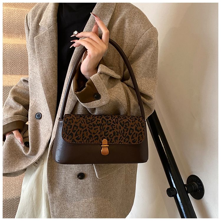 Matte underarm high-end women's 2024 leopard print patchwork shoulder bag, fashionable and personalized handbag_voghion.com