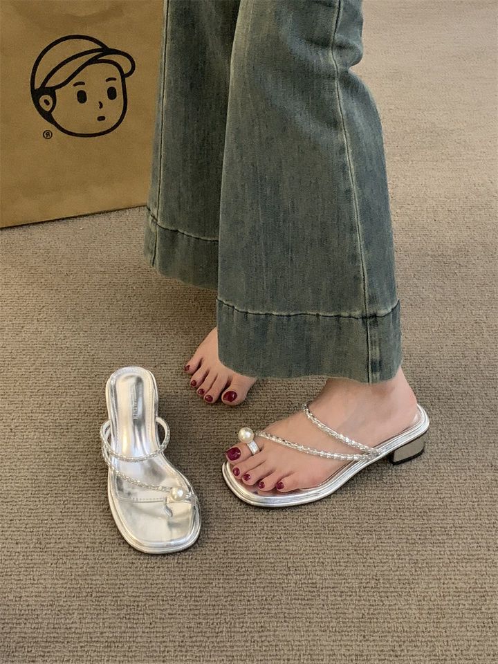 Chaussons en diamants d'eau pour porter des chaussures de fée à l'été 2025, avec un nouveau style de robe et des sandales à bout en perles françaises_voghion.com