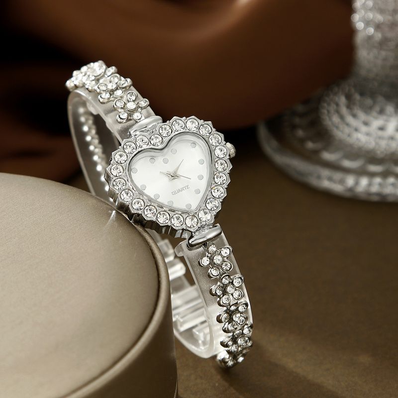 Elegante herzförmige Uhr und 5-teiliges Schmuckset – Funkelnde Quarzuhr mit Kristallzifferblatt für Damen_voghion.com