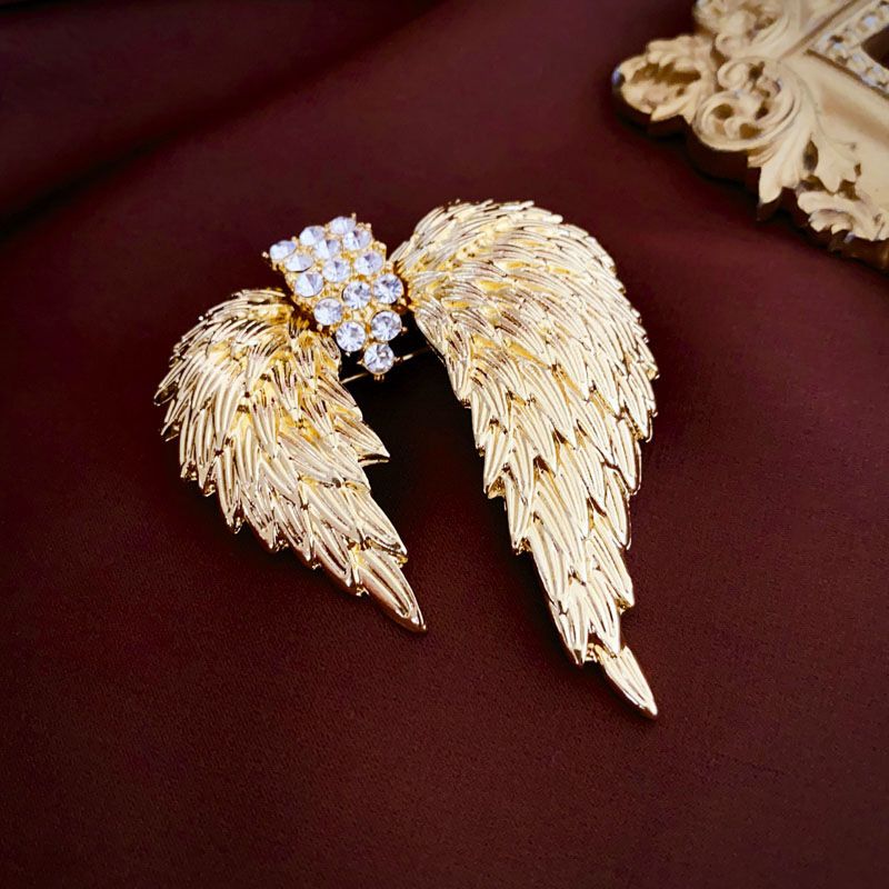 Vintage Diamant asymmetrische Flügel Brosche Licht Luxus Sinn für Hochmut Anzug Pin Persönlichkeit Nische Modeschmuck_voghion.com