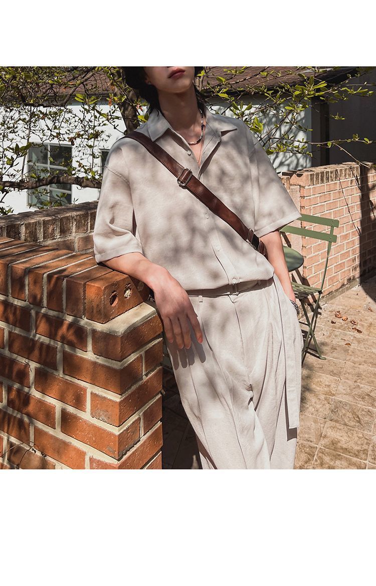 Completo casual da ufficio ispirato: camicia a maniche corte con spalle scese e pantaloni dritti e comodi, leggero misto poliestere-lino per l'estate_voghion.com