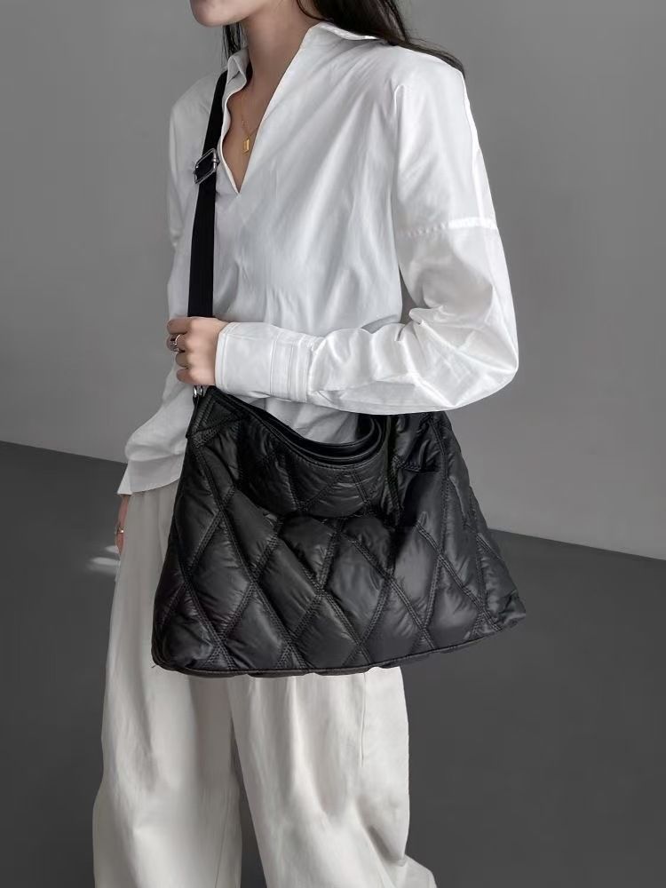 Borsa a mano imbottita in piuma, semplice, tinta unita, in cotone, da donna, modello Dia Space 2025_voghion.com