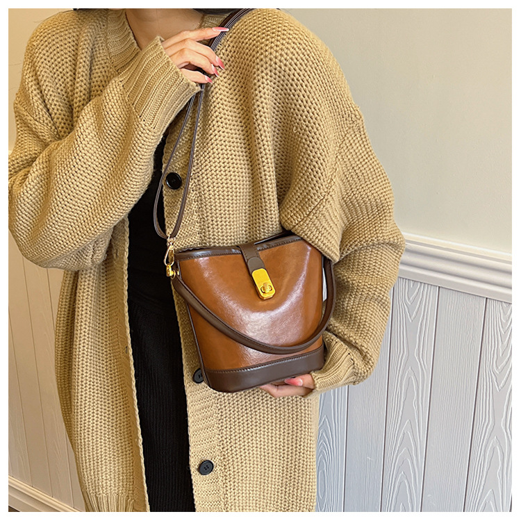 2024 New Women's Bag High End and Fashionable Handheld Bag Women's Retro and Simple Water Bucket Bag Small Cross Body Shoulder Bag_voghion.com