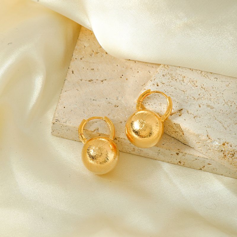 Orecchini pendenti in ottone stile Ins, in vero oro, leggeri, di lusso, semplici e versatili, in metallo spazzolato opaco, con sfere rotonde, da donna_voghion.com