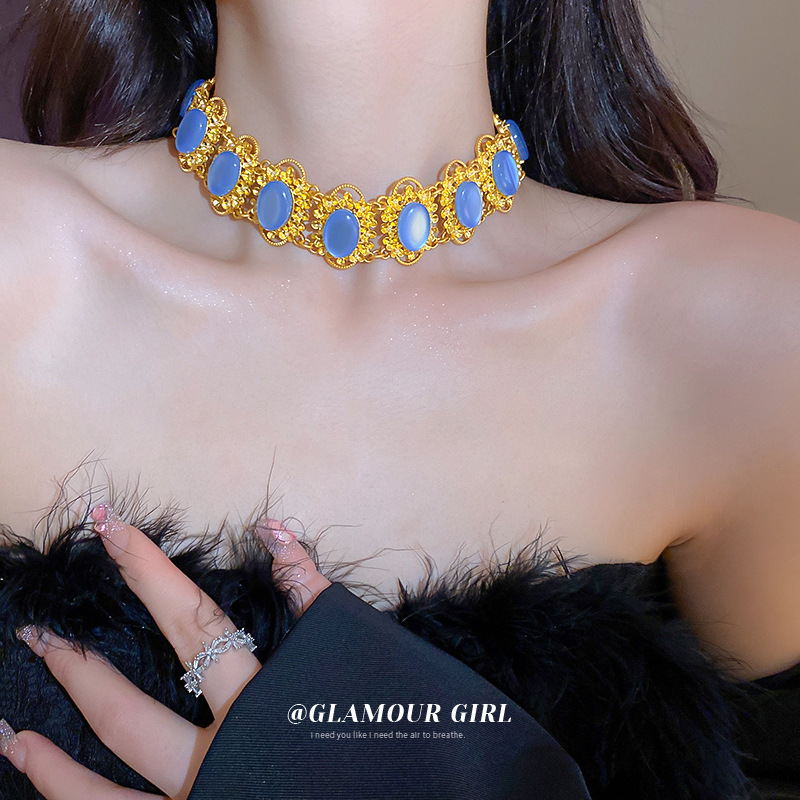 Collana con catena a forma di cuore con design geometrico colorato e intarsiato di diamanti medievali, ornamento di lusso leggero e di senso avanzato per_voghion.com