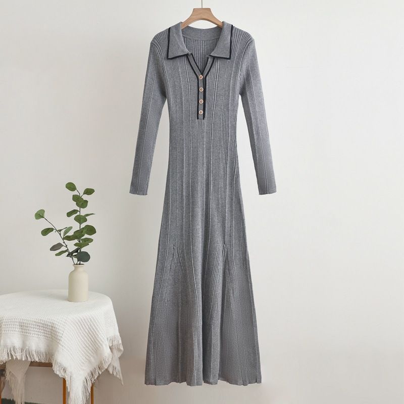 Elegante abito in maglia a coste con finiture a contrasto - Abito aderente di media lunghezza con bottoni_voghion.com