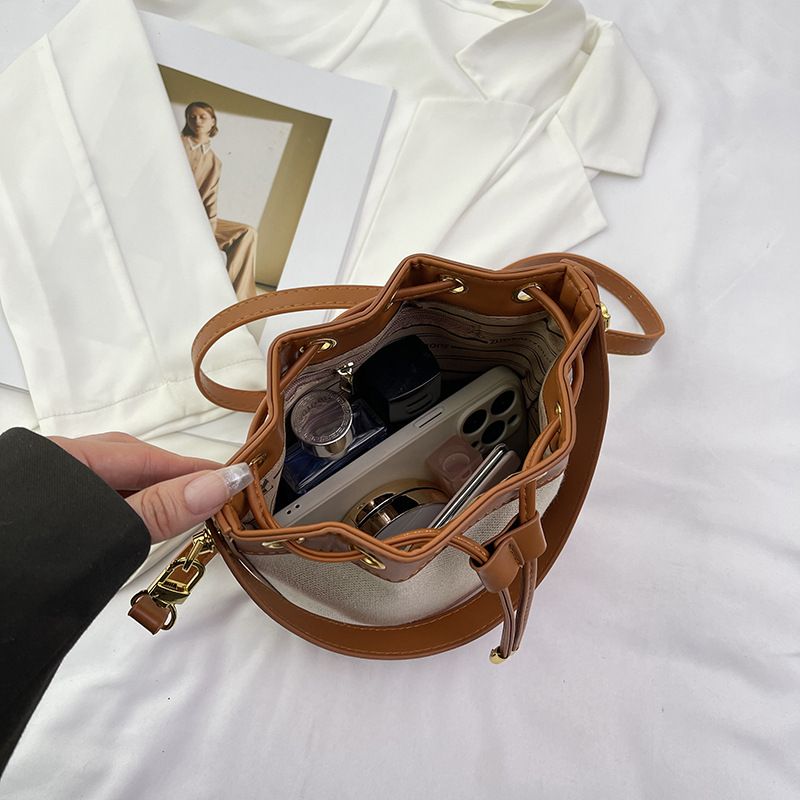 Borsa a tracolla versatile con coulisse in rattan, secchiello in paglia intrecciata da donna, estate 2024, nuovo design di nicchia_voghion.com