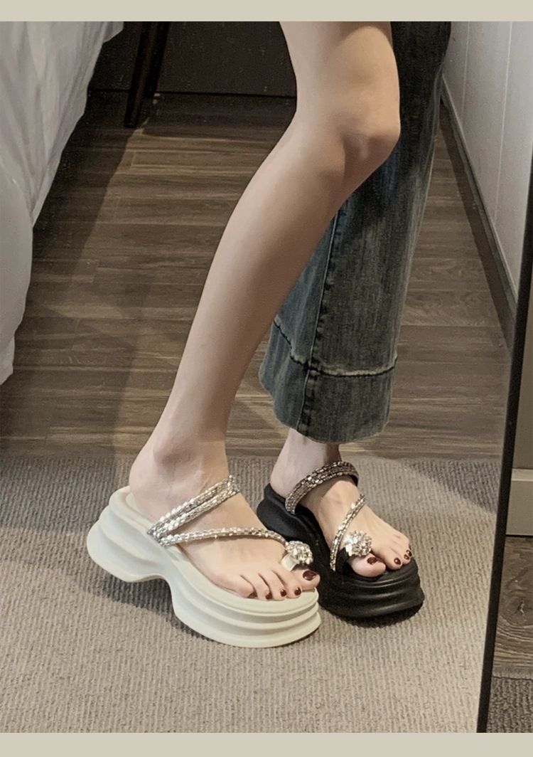 Hausschuhe im französischen Stil für Frauen im Sommer im Freien 2024 Neue Mode-Perlensandalen mit flachem Boden High-End-Flip-Flops_voghion.com