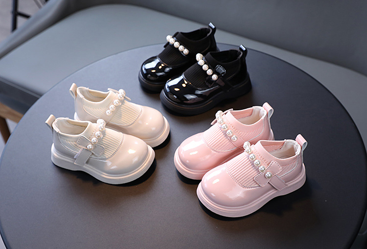 Kinderschuhe Prinzessin kleine Lederschuhe Runde Kindertanzschuhe aus Lackleder mit großen Perlen und fliegenden Stricklederschuhen_voghion.com