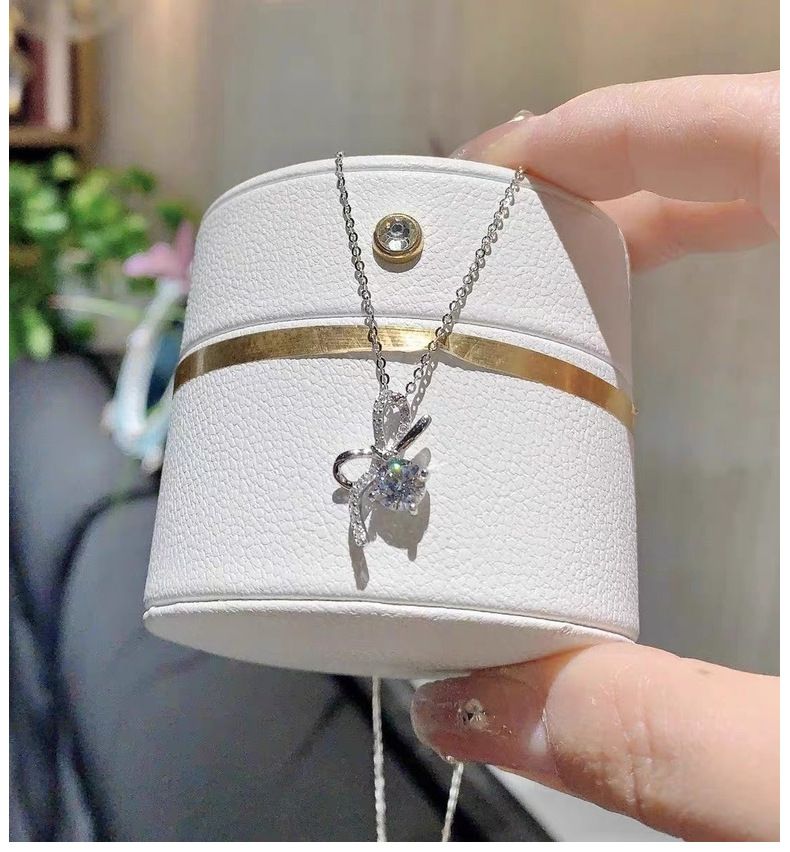 Collana Starlight Micro intarsiata con fiocco in argento sterling, ciondolo Moissanite da 1 carato di alta qualità e lusso leggero da donna_voghion.com
