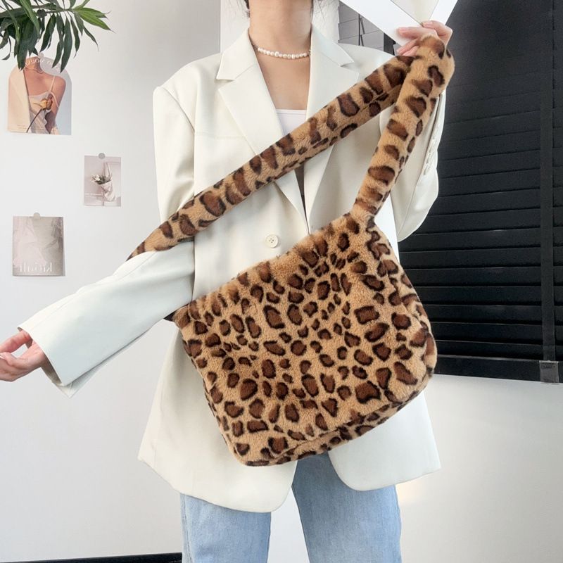 Borsa a tracolla da donna in pelliccia sintetica di visone con stampa leopardata, spaziosa borsa A4 per l'uso quotidiano, borsa a tracolla alla moda e alla moda_voghion.com