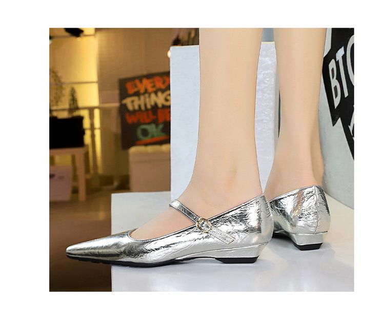 3683-13 Modische und stilvolle Damenschuhe mit flacher Öffnung, schrägem Absatz, diagonalem Strohhalm, dekorativem Handgriffmuster,_voghion.com