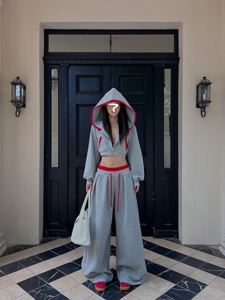 2025 New Gray And Red Color Block Hooded Shor Sweashir Wih Pleaed Sraigh Loose Drawsring Sweapans Two-Piece_voghion.com