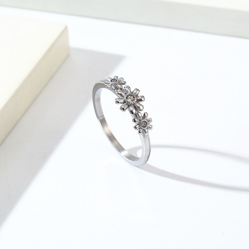 Anello da donna in acciaio al titanio con margherita, design di lusso, senso della moda, gioielli da pendolare_voghion.com