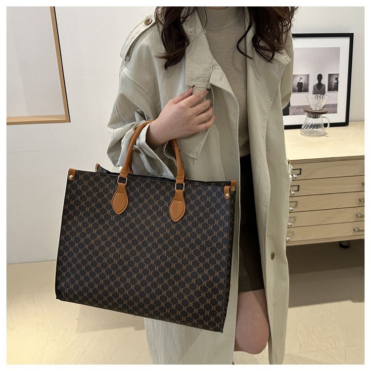 fashion simple large capacity retro printed handbag trendy hand held commuting ladies tote bag_voghion.com