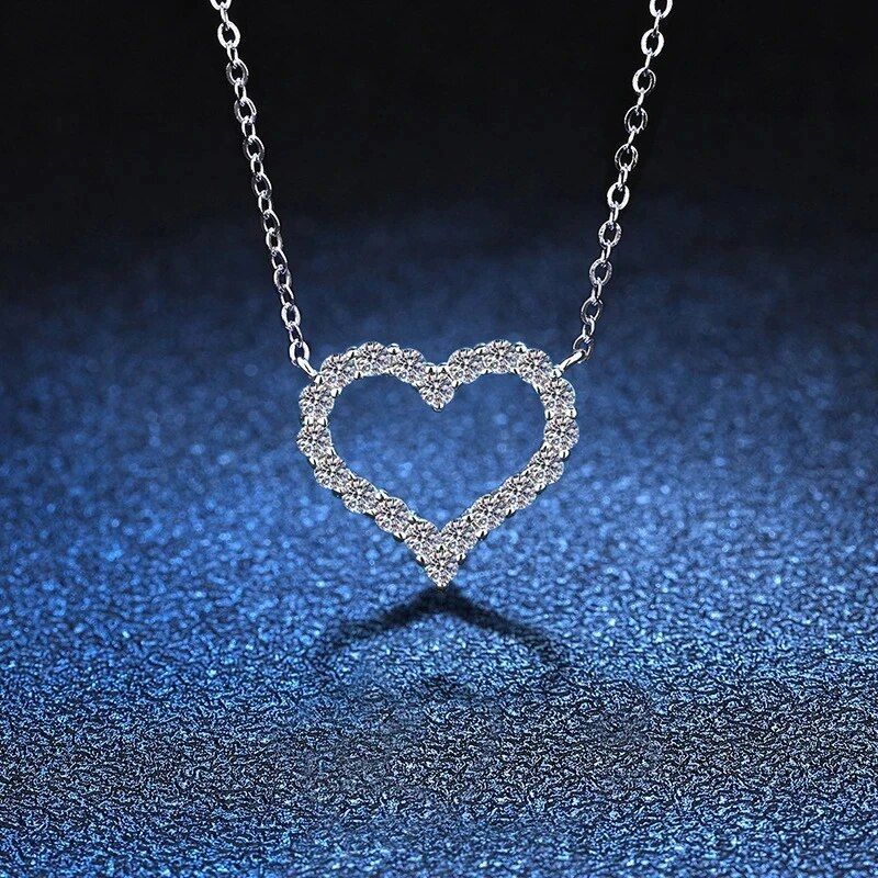 2025 Nuovi arrivi Moda coreana Ciondolo a forma di cuore in zircone per donna Temperamento Collana con catena a clavicola Regalo di gioielli per feste di compleanno_voghion.com