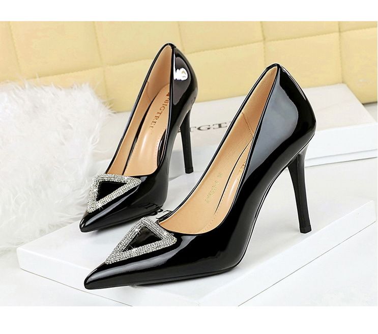 6122-3K36 Scarpe con tacco a spillo in pelle verniciata lucida, punta bassa e affusolata, con strass scintillanti e tacco alto_voghion.com