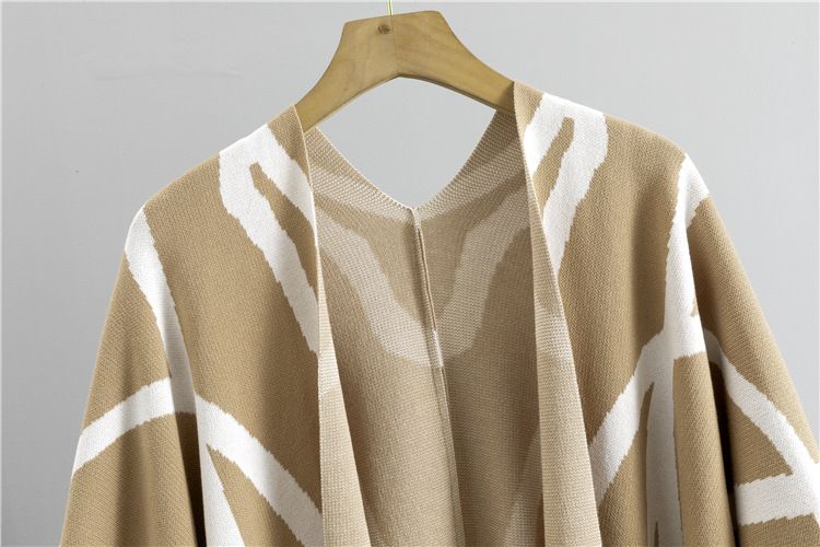 Dameklær elegant dame, lat stil, strikket genser, sjal, kappe, bukser med brede ben, tredelt dress_voghion.com