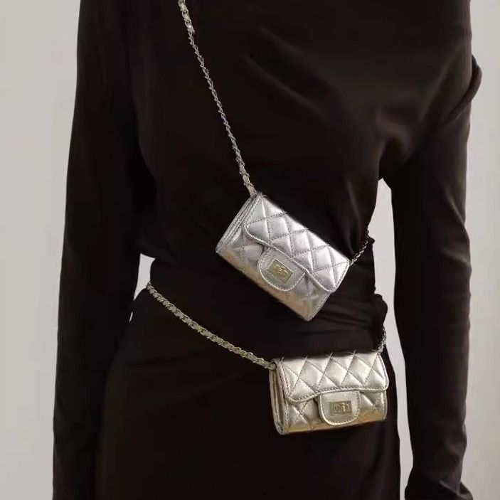 Portafoglio piccolo in argento con porta carte e porta monete, mini borsa a tracolla con catena da donna_voghion.com