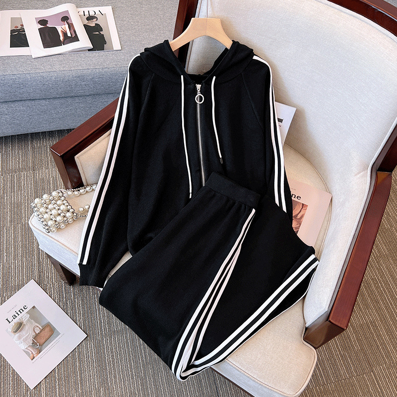 Women's paired with a complete set of casual sports suits for women, loose, slimming, and age-reducing hooded sweatshirt and wide-leg pants._voghion.com