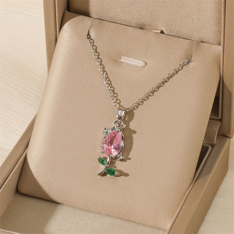 Collier pendentif en acier inoxydable 201 en laiton et zircon plaqué or blanc avec incrustation de fleur brillante et artistique en gros_voghion.com