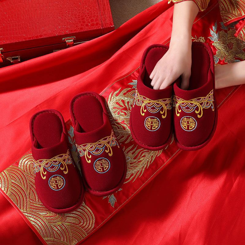 Matrimonio rosso festivo per una coppia in autunno e inverno, sposi novelli in casa d'inverno, spose al chiuso, pantofole da dote_voghion.com