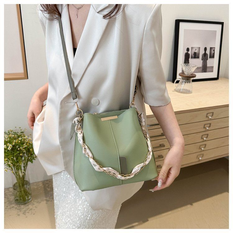 Secchiello alla moda ad alta capacità nel 2024, nuova tracolla a catena con design di nicchia, borsa a tracolla per donna_voghion.com