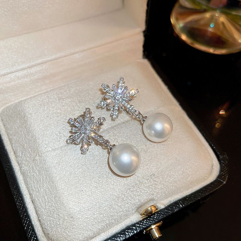 Orecchini di lusso francesi leggeri con perle di diamanti in vero oro placcato in argento e ago intarsiato, alla moda ed eleganti._voghion.com