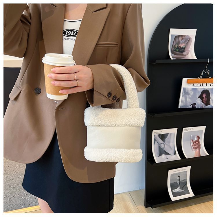 Women's winter new lamb wool splicing hand held mini cute net celebrity bucket bag plush bag_voghion.com