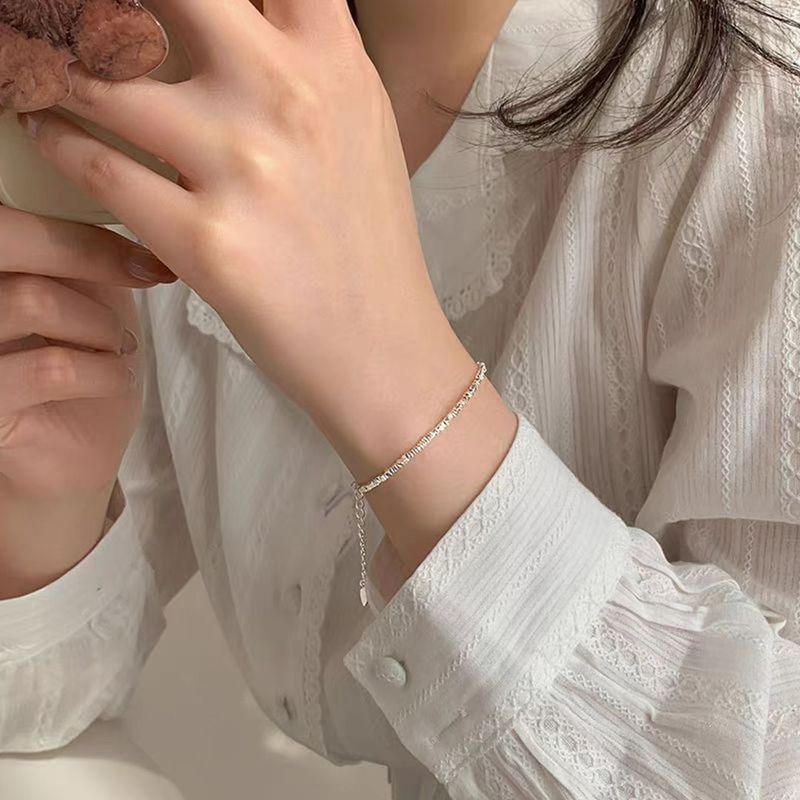 Pulseira feminina de prata quebrada delicada e pura, design minimalista de nicho, requintada e sofisticada, versátil e perfeita para_voghion.com