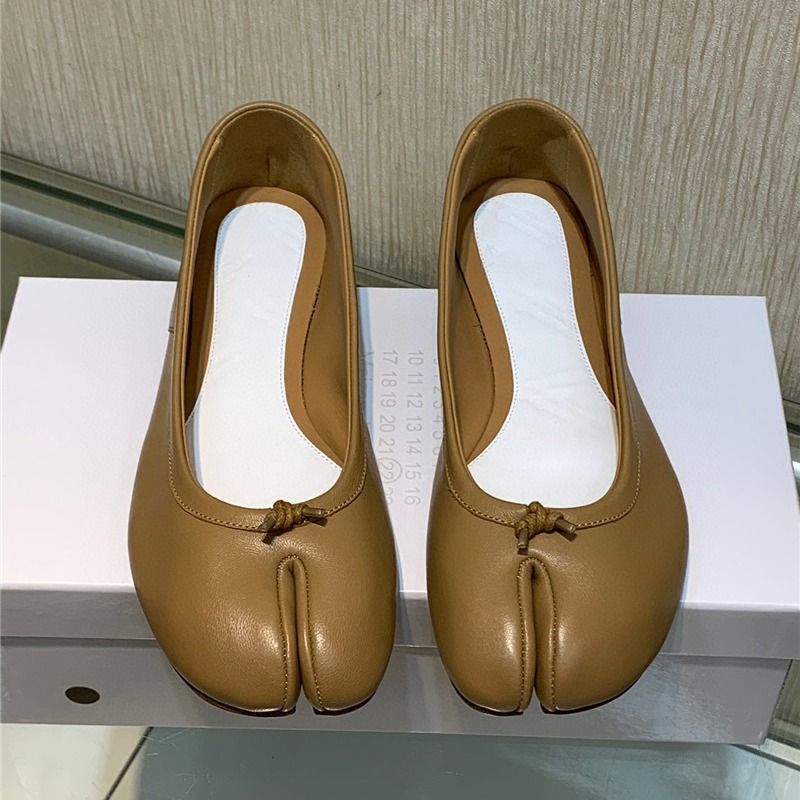 The Channel Products Are Very Comfortable. Tabi Split Toe Bottomed Shallow Mouth Casual Single Flat Heels, Pig's Feet_voghion.com