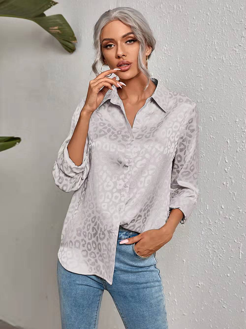 Camicia da donna a maniche lunghe con colletto aperto e bottoni, modello leopardato, modello 2025, in jacquard_voghion.com
