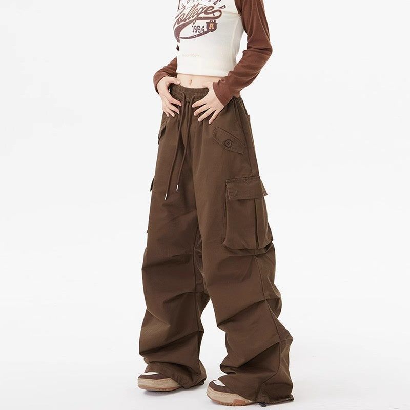 "Damen Kapuzen-Zweiteiler – Retro-Kurzsweatshirt & Plissee-Overall | Vintage-inspiriertes Streetwear-Outfit"_voghion.com