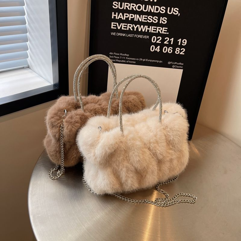 Petite fée occidentalisée d'hiver 2023, avec nuages pliés, sac à bandoulière en peluche et à la mode_voghion.com